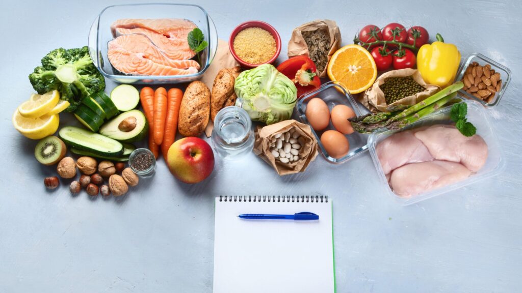 Colorful 21-day anti-inflammatory diet meal plan featuring balanced plates of lean proteins, whole grains, fresh vegetables, fruits, and healthy fats.