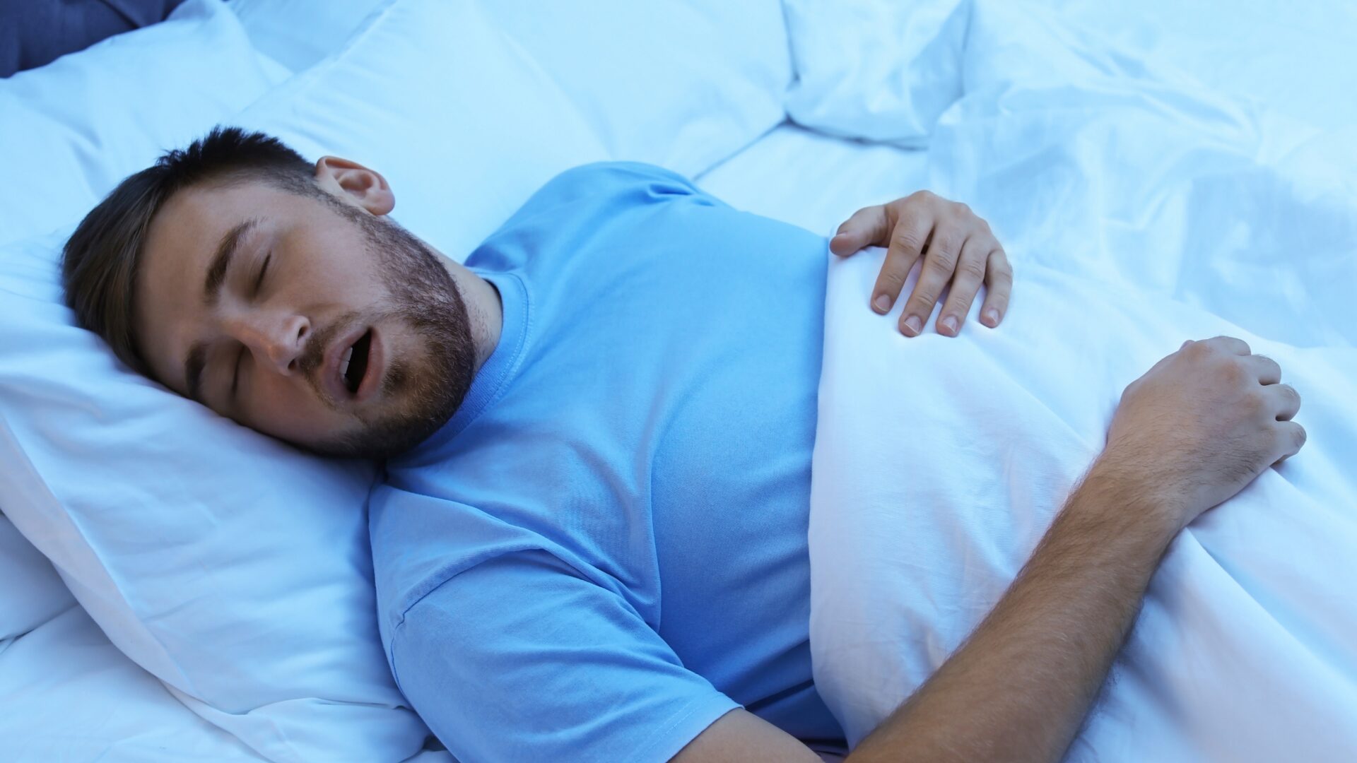 Diagram showing how obstructive sleep apnea occurs when throat muscles relax during sleep, blocking the airway and causing interrupted breathing.