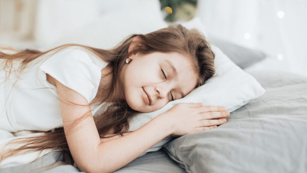 Chart illustrating recommended REM sleep duration for adults, highlighting the ideal range of 90 to 120 minutes per night for optimal health.