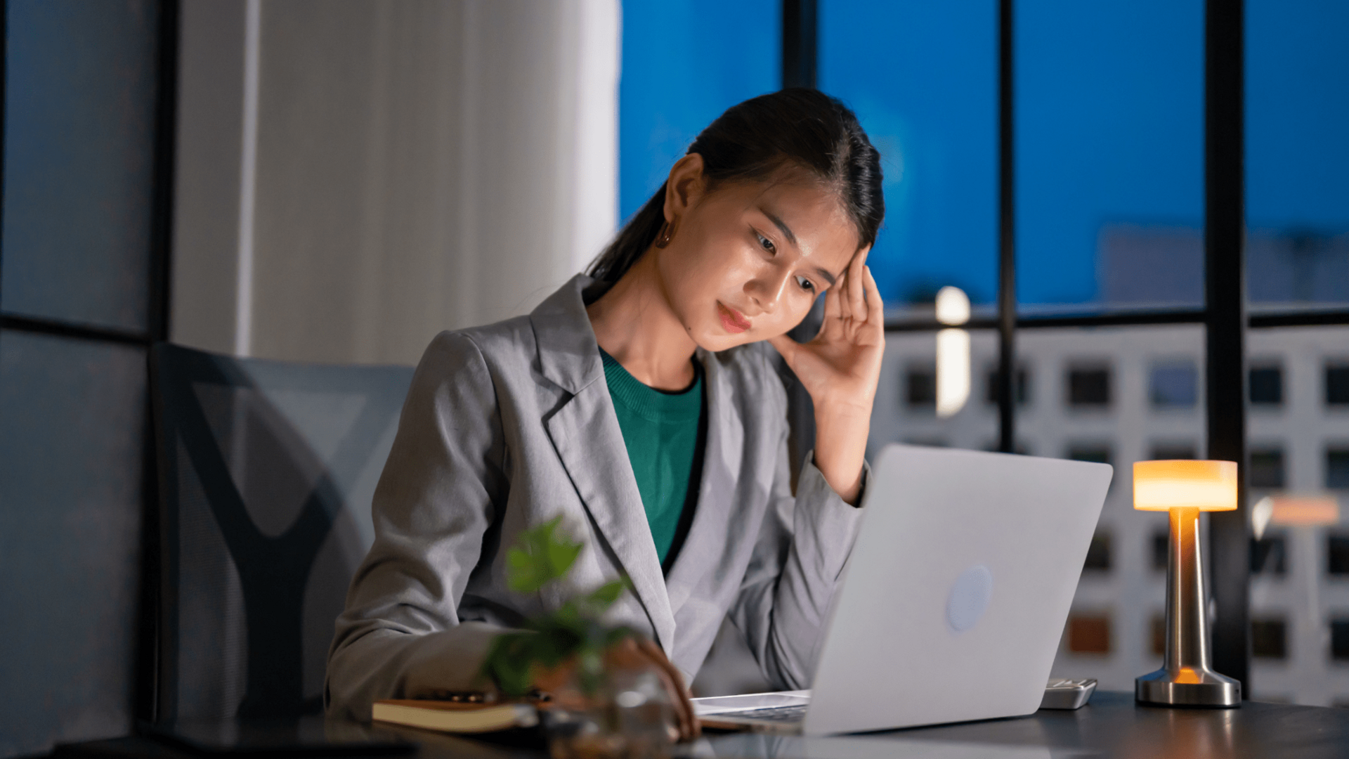 A person drinks water, eats nuts, and takes a walk outdoors as natural remedies to relieve brain fog and improve mental clarity.