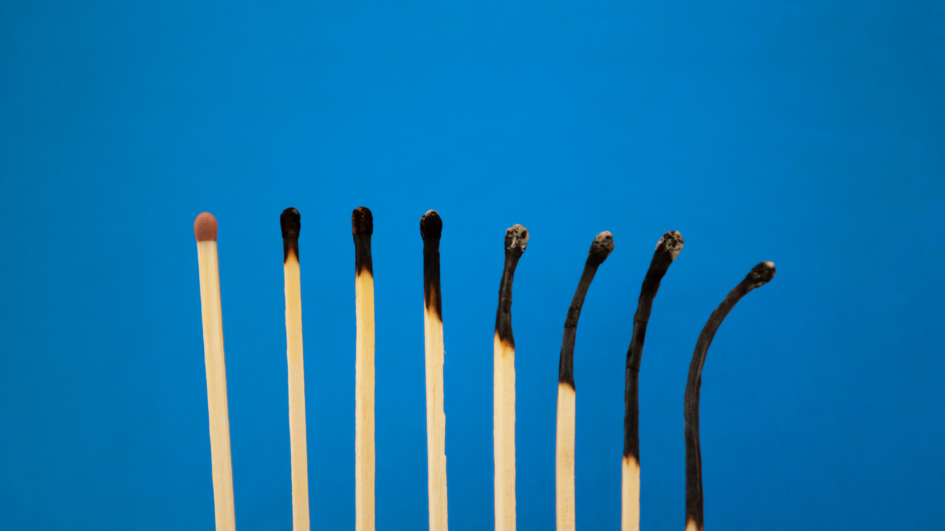 Illustration showing symptoms of burnout syndromes, including fatigue, stress, emotional exhaustion, and decreased motivation in a workplace setting.