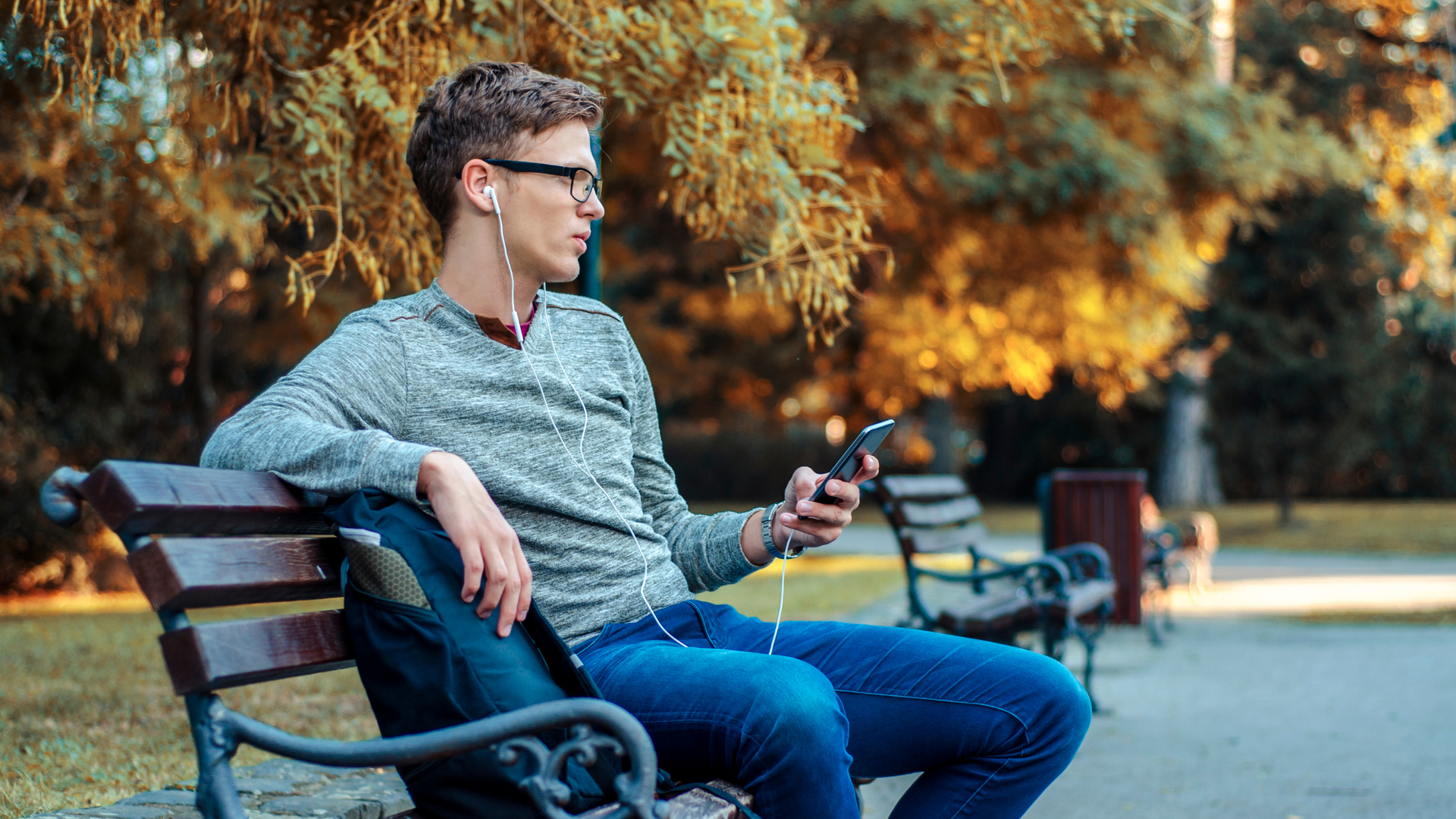 Illustration comparing introversion and extroversion, showing an introvert enjoying solitude and an extrovert engaging in a lively group conversation.