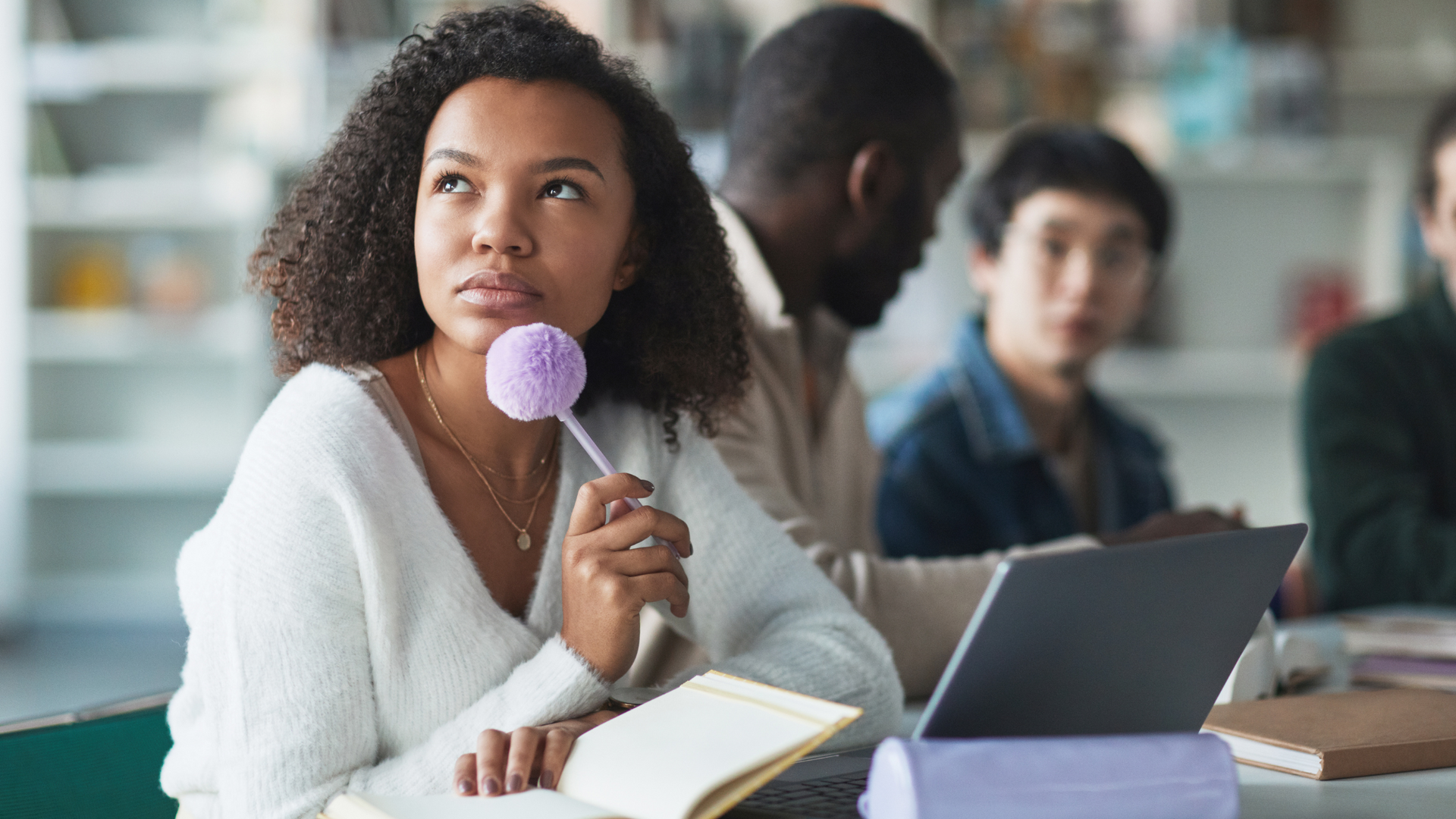 Illustration of holistic thinking showing interconnected puzzle pieces forming a brain, symbolizing the integration of diverse ideas and perspectives.