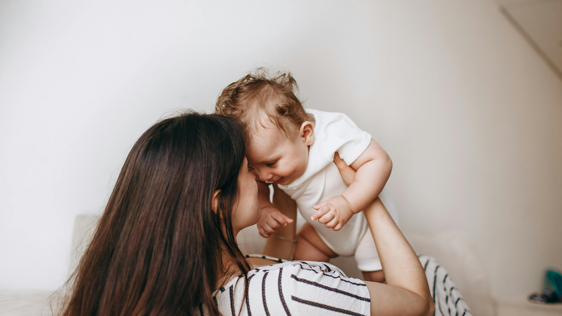 Diagram illustrating John Bowlby’s Attachment Theory, showing secure and insecure attachment types between a caregiver and a young child.